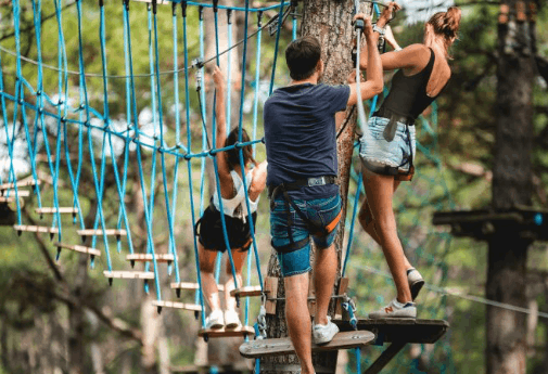 Parcours dans les arbres - groupe sur filets